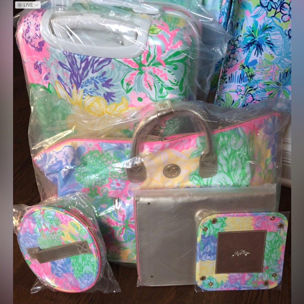 New Lilly Pulitzer Luggage Set Floral Luggage Set with Accessories for Travel - Picture 11 of 12